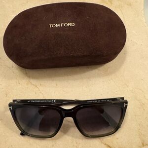 Tom Ford Sunglasses
Tom Ford Garrett sunglasses
Garrett TF862 52E 54<017 145 *3